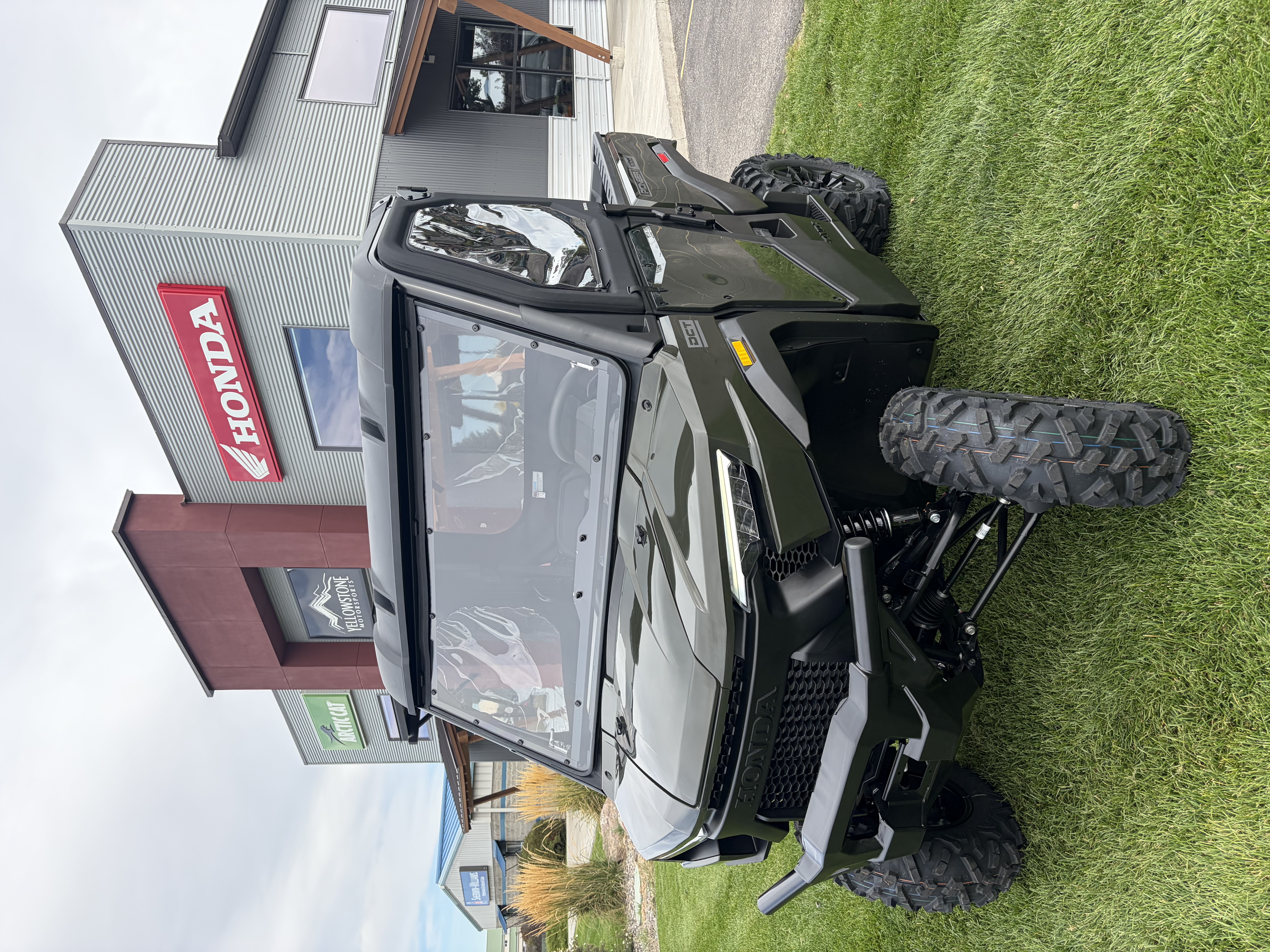 2026 Honda Pioneer 1000 Deluxe — photo 1 of 4